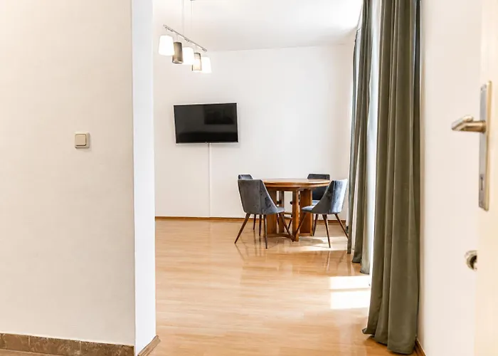 Welcoming 2br & 1lr Budget Well Connected Ideal For Long Apartamento *