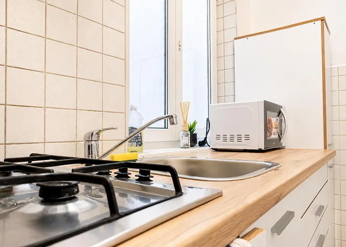 Welcoming 2br & 1lr Budget Well Connected Ideal For Long *